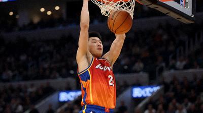 NBA篮球比赛现场球员扣篮动作特写